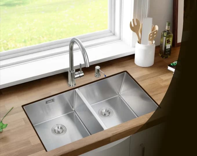 lavatrastos 1820T calibre 18, instalado bajo topo de granito o formica, renderizado a computadora de acero inoxidable